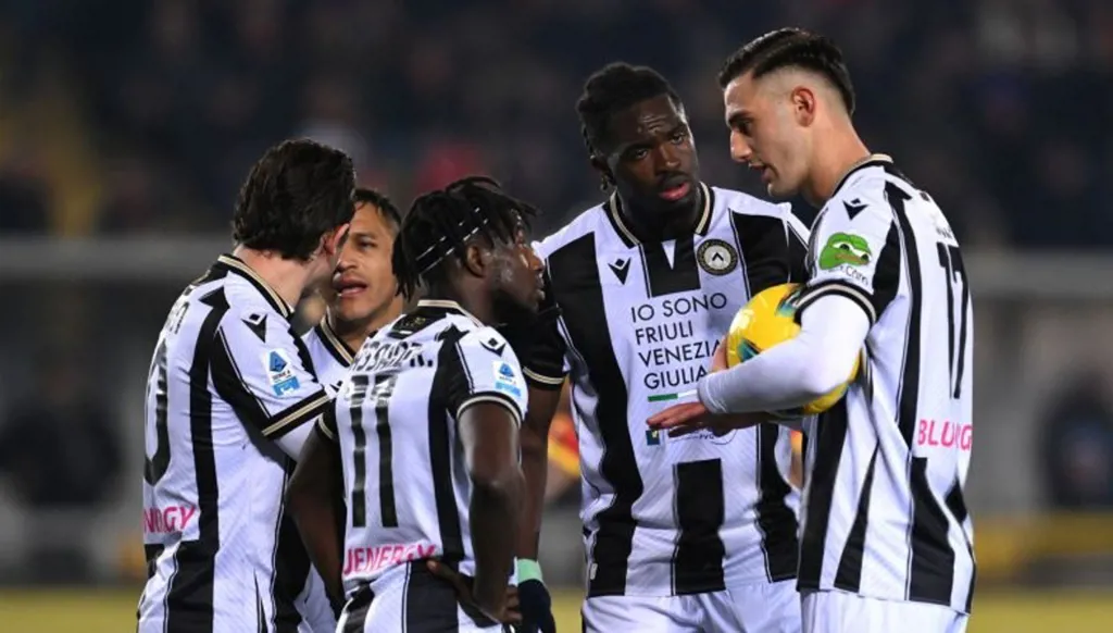 احتفل وحيداً... لاعب أودينيزي يثير غضب زملائه بسبب ركلة جزاء (فيديو)