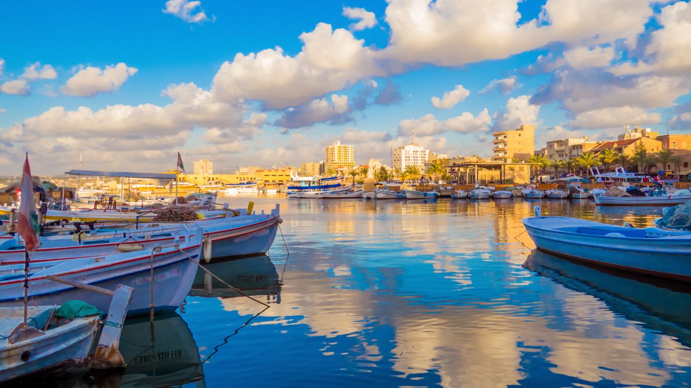 ميناء مدينة صور.