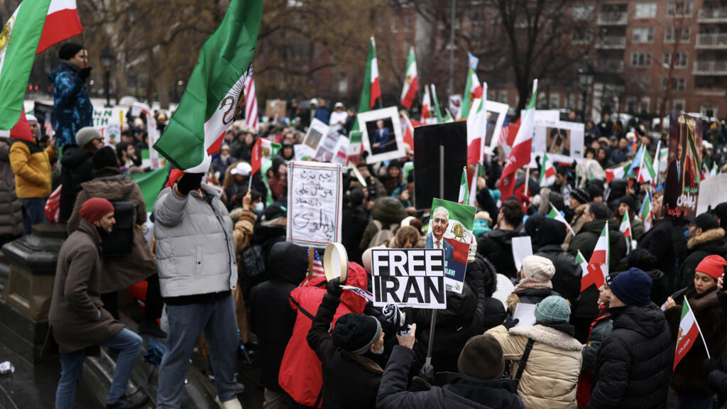 وقفة تضامنية مع المحتجين في إيران (أ ف ب- أميركا).
