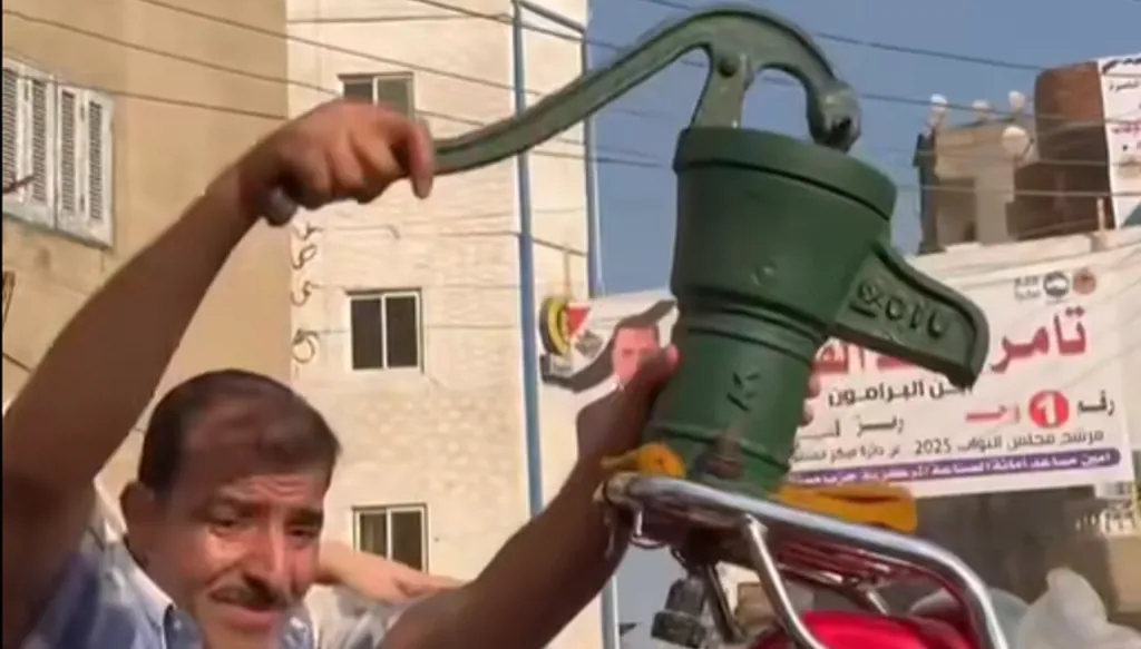 "ديك وسيف وطرمبة وأزياء فرعونية"... مشاهد غير مألوفة في الانتخابات البرلمانية في مصر!