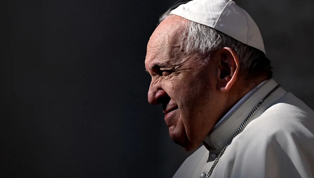 السيرة الذاتية للبابا فرنسيس: مزيج من الروحانيات وحبّ الحياة والثورة