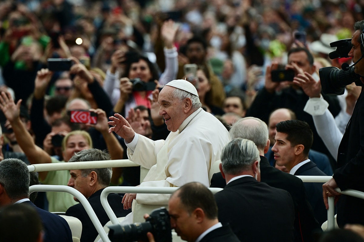 في ساحة القديس بطرس، الفاتيكان، بداية أزمته الصحية. (أ ف ب)