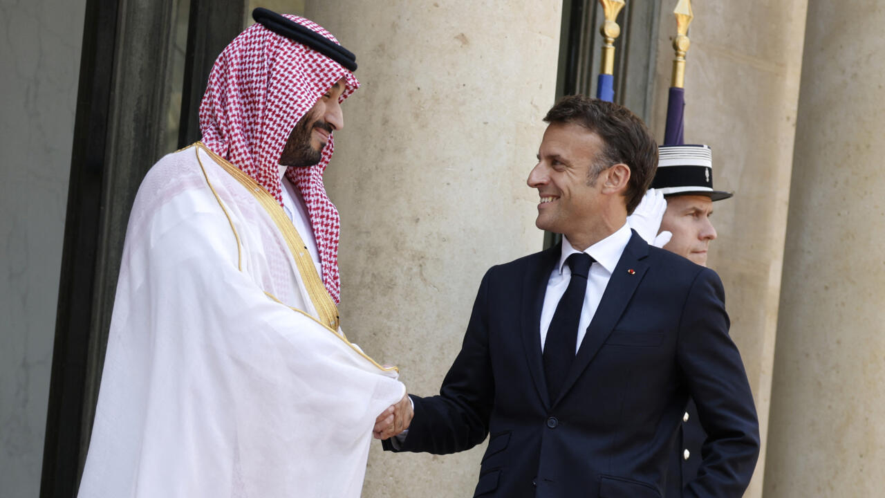 بن سلمان وماكرون (أ ف ب- أرشيفية).