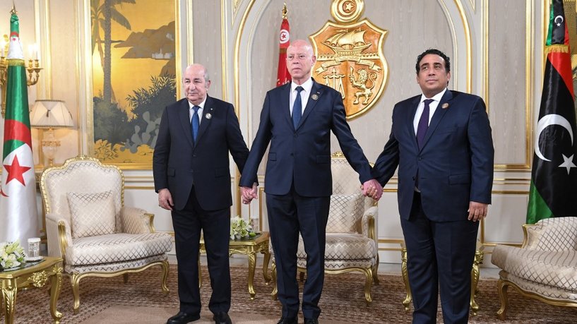 المنفي وسعيد وتبون خلال اللقاء الثلاثي السابق في تونس.