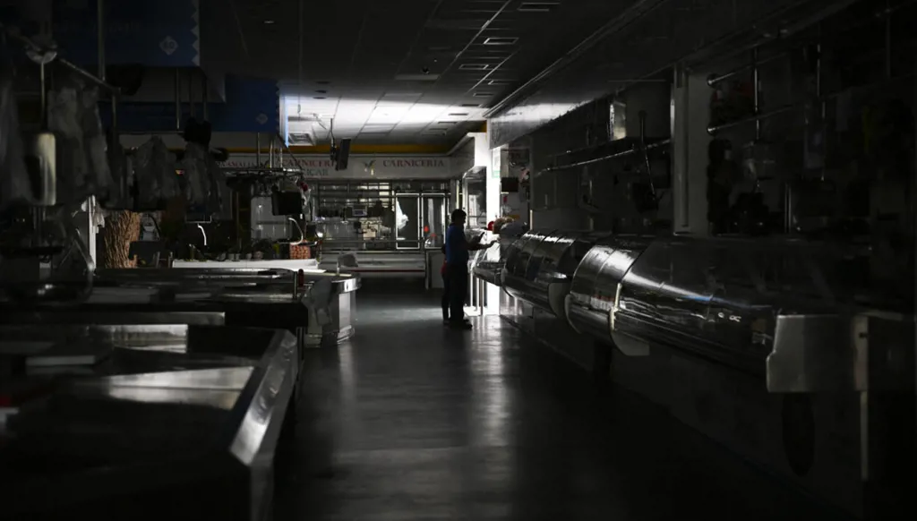 أزمة الكهرباء في أوروبا: انقطاع نادر يربك الحياة ويوقع خسائر بمليارات اليورو