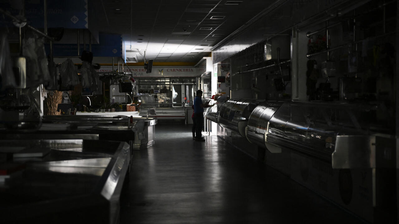 غادر المشاركون في بطولة موتوا مدريد المفتوحة مرافق كاخا ماجيكا بسبب انقطاع التيار الكهربائي في شبه الجزيرة يوم الاثنين هذا (وكالات)