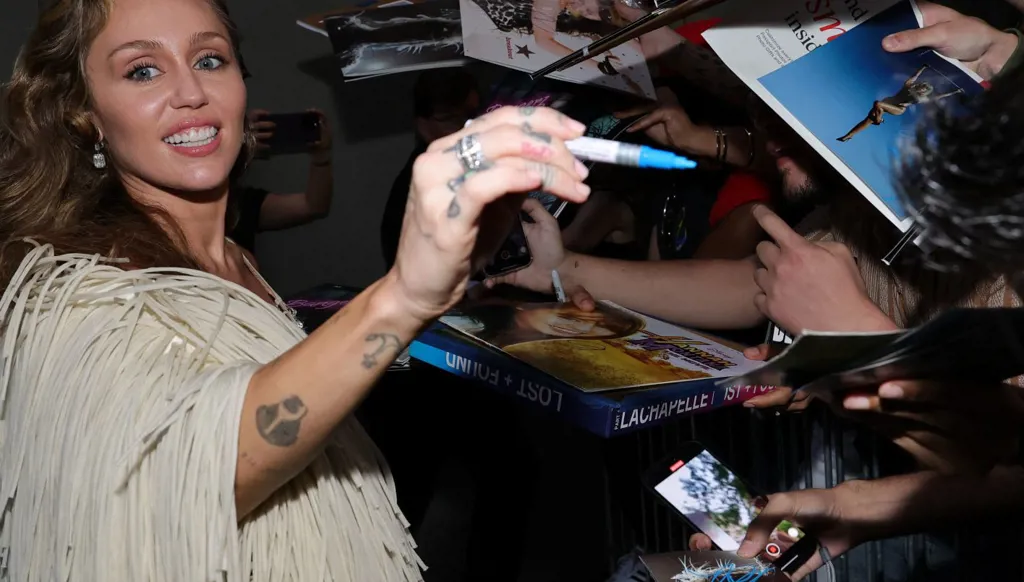 مايلي سايرس تتعرّض للمضايفة خلال العرض الأول لفيلمها... كيف واجهت الموقف؟ (فيديو)