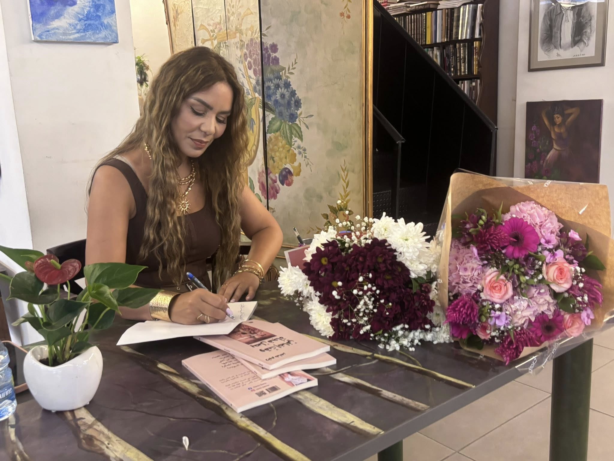 الشاعرة رنيم ضاهر ومجموعتها الشعرية. (دار النهضة)