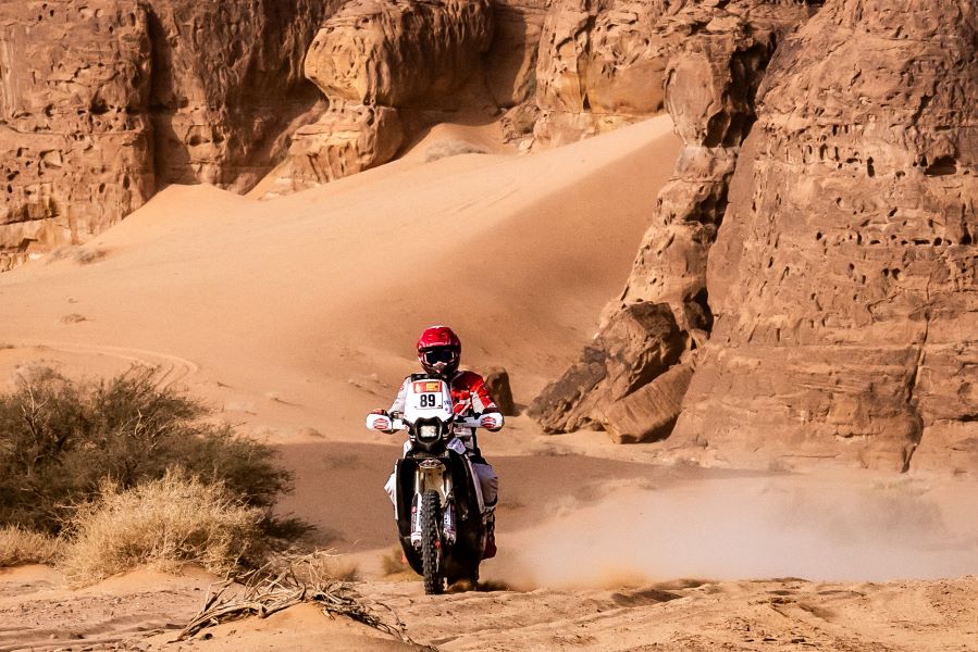 إيهاب حكيم خلال رالي داكار.