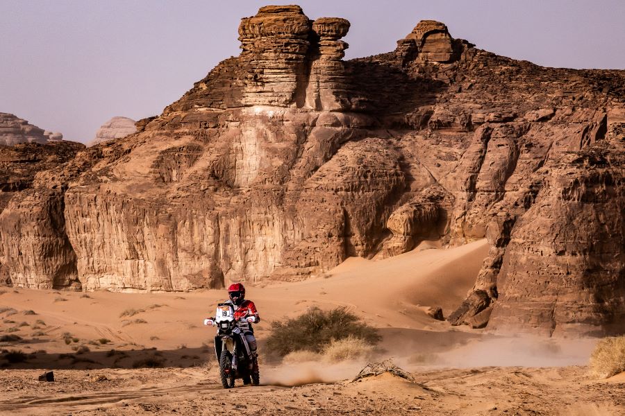 إيهاب حكيم خلال رالي داكار.