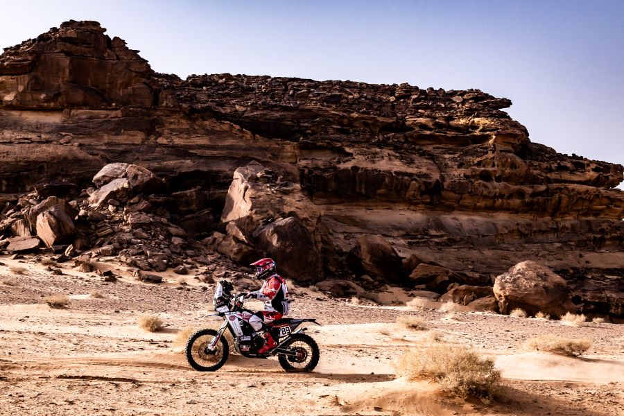 إيهاب حكيم خلال رالي داكار.