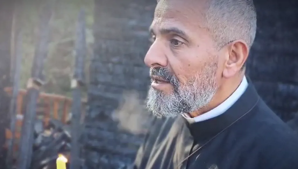 الأب مجدي علاوي من أمام منزله المحترق في المعيصرة: أحبكم وأسامحكم