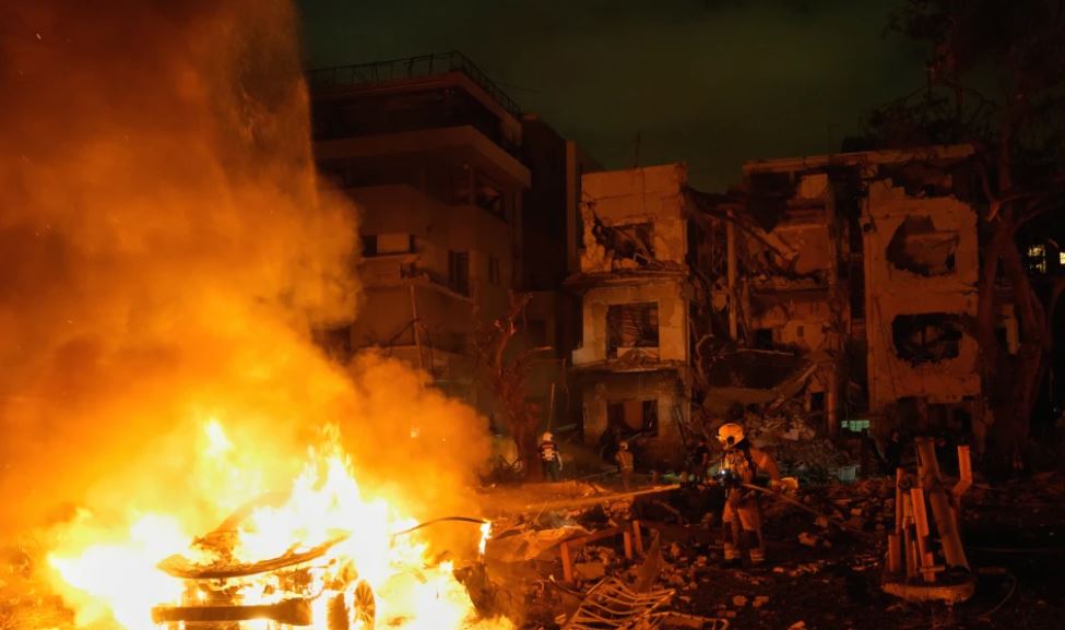 رجال إطفاء يعملون على إخماد حريق بعد أن أصاب صاروخ أطلقته إيران مدينة تل أبيب في حزيران 2025، (أ ب).