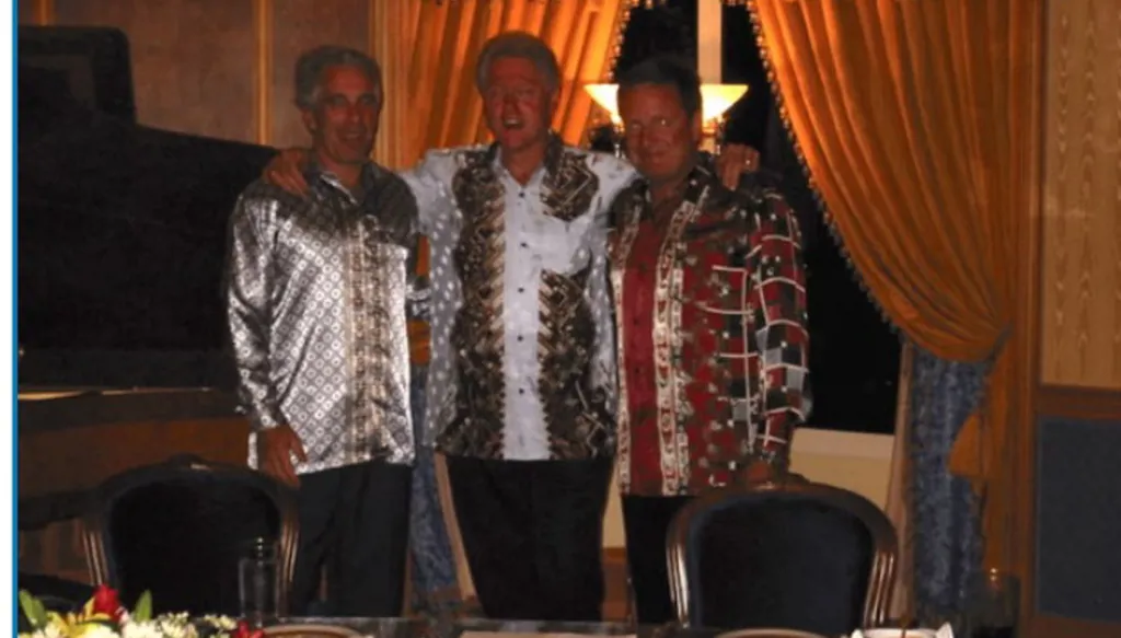 ناطق باسم كلينتون: الصور مع إبستين تعود إلى أكثر من 20 عاماً