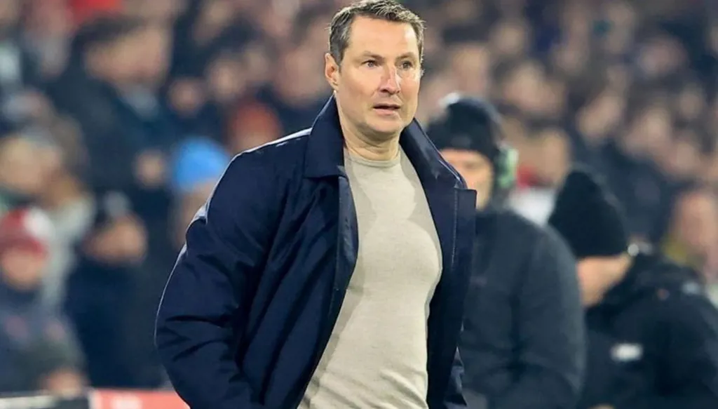 فينورد الهولندي يعلن رحيل مدربه قبل مواجهة ميلان الأوروبية