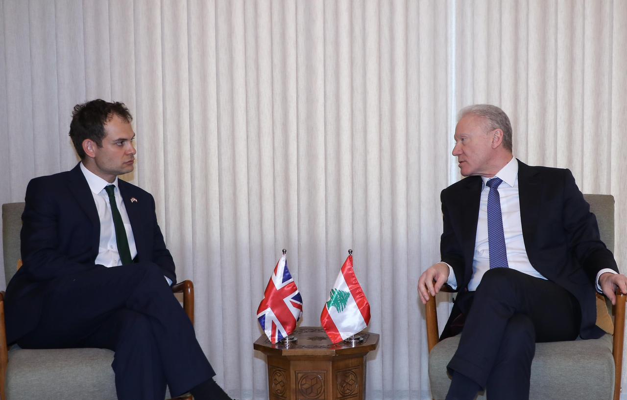 يوسف رجي وهاميش فالكونر (وزارة الخارجية).