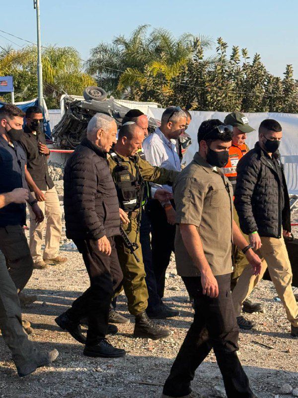 نتنياهو في بيت شيمش حيث سقطت الصواريخ الإيرانية (إكس).