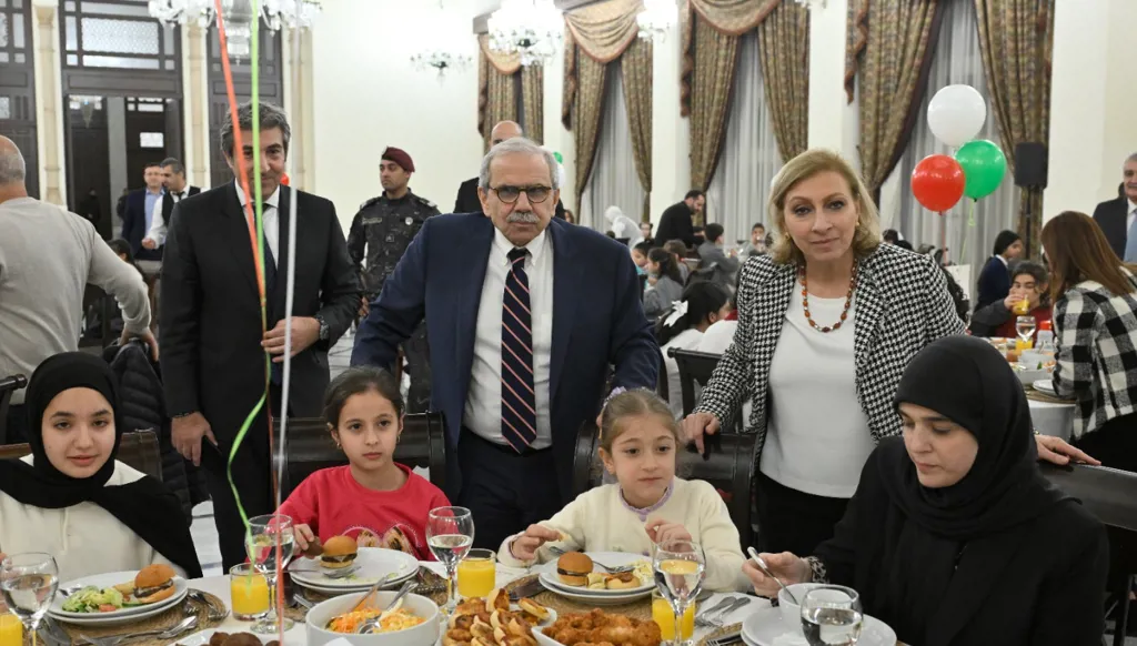 أطفال من دور أيتام في جلسة "خاصة" لمجلس الوزراء اللبناني: إفطار وحكاية رمضان