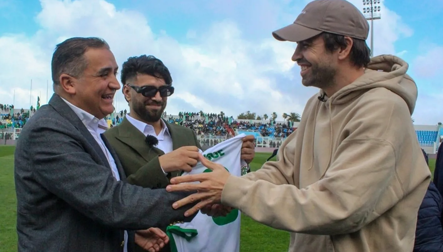 بيكيه يخطف الأضواء في مدرجات الدوري المغربي (فيديو)