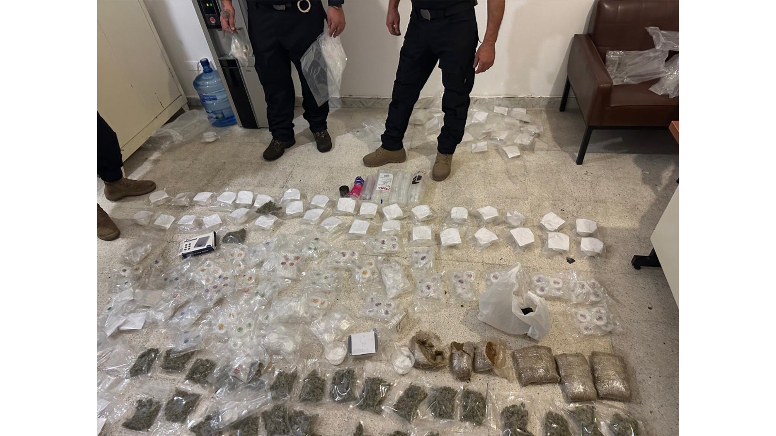 مواد ضبطت خلال المداهمة (الأمن الداخلي)