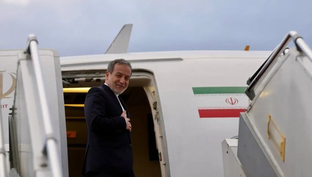 عراقجي يصل إلى إسلام آباد… ومحادثات مرتقبة مع مبعوثي ترامب لبحث وقف الحرب