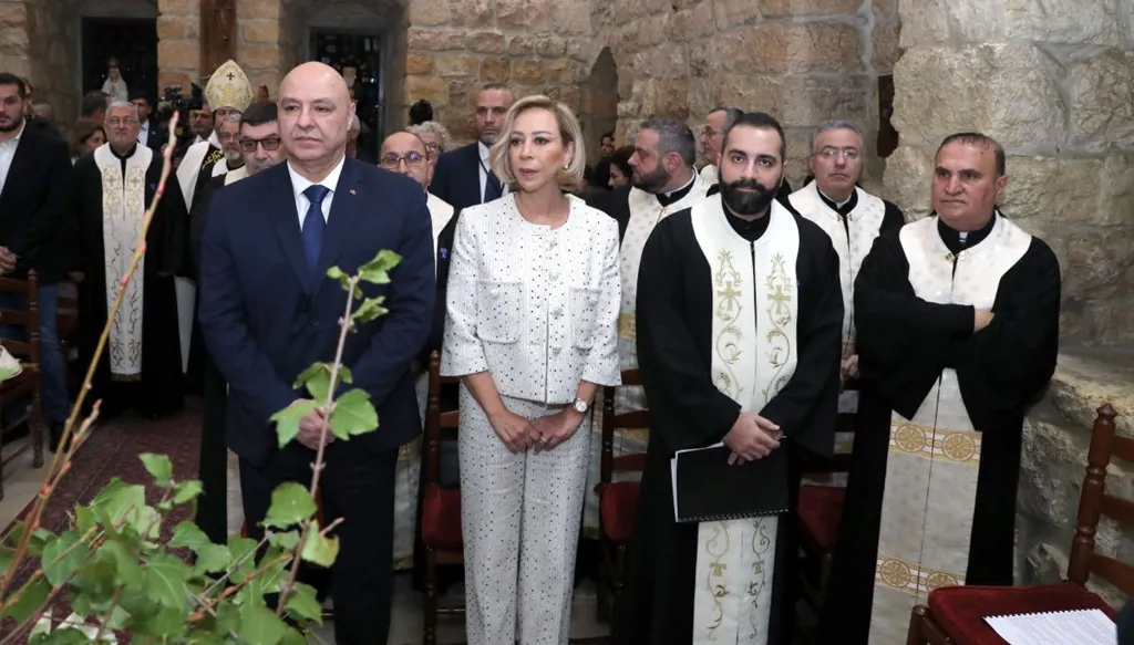 الرئيس اللبناني وعقيلته شاركا في قداس عيد مار انطونيوس في كنيسة الدير الحدت