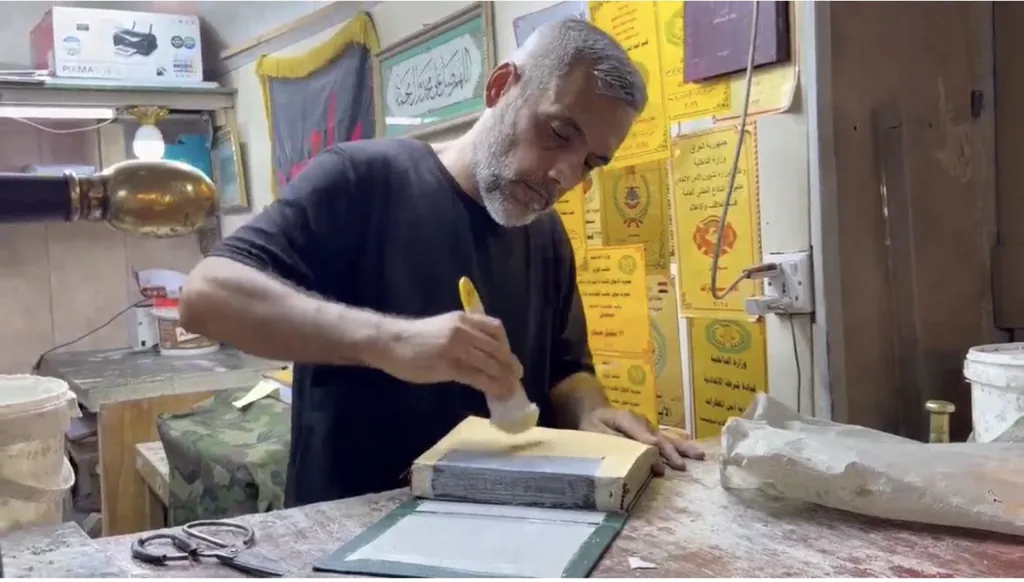 الوراقة في بغداد... مهنة أسهمت في نهضة العاصمة وتكافح للبقاء
