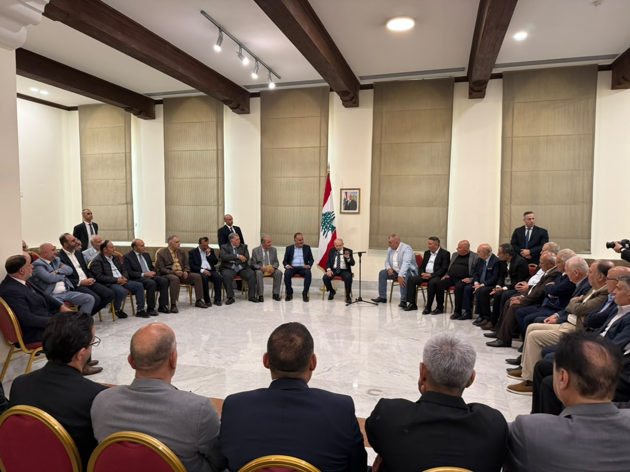 استقبال رئيس مجلس الوزراء نواف سلام وفداً موسعاً من فعاليات وعشائر بعلبك.