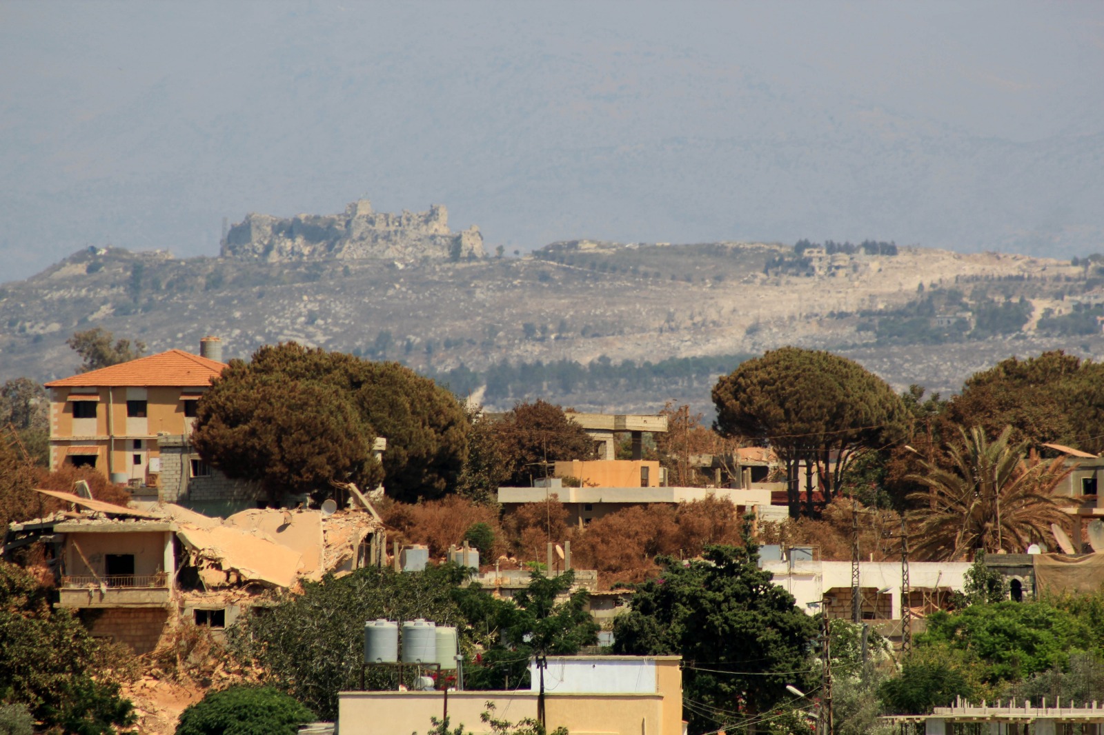 قلعة أرنون كما بدت من زوطر الغربية.