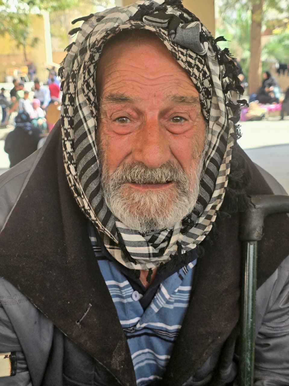 مسن ترك أرضه.