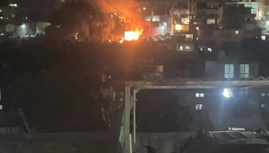 بالفيديو – استهداف سيارة بصاروخ موجّه في حاروف… ونقابة المستشفيات تحذّر من خرق للقانون الدولي