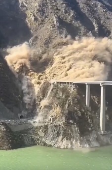 انهيار جزئي لجسر في الصين (إكس)