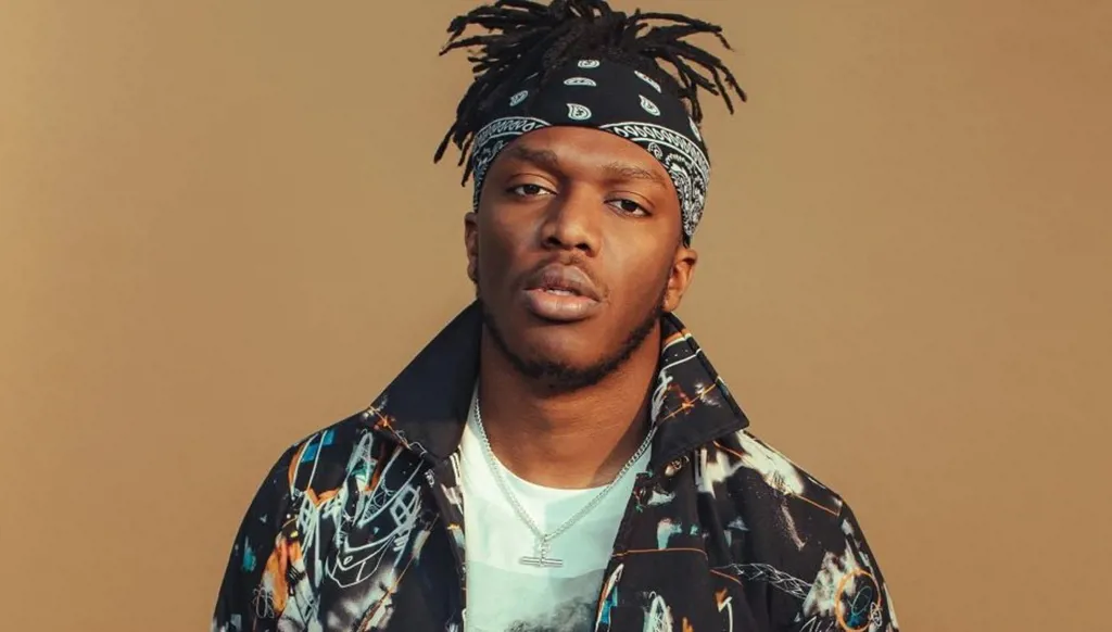 مغامرة مجنونة... مغني "راب" بريطاني يعلن التّحدي في الدّوري الإنكليزي (فيديو)