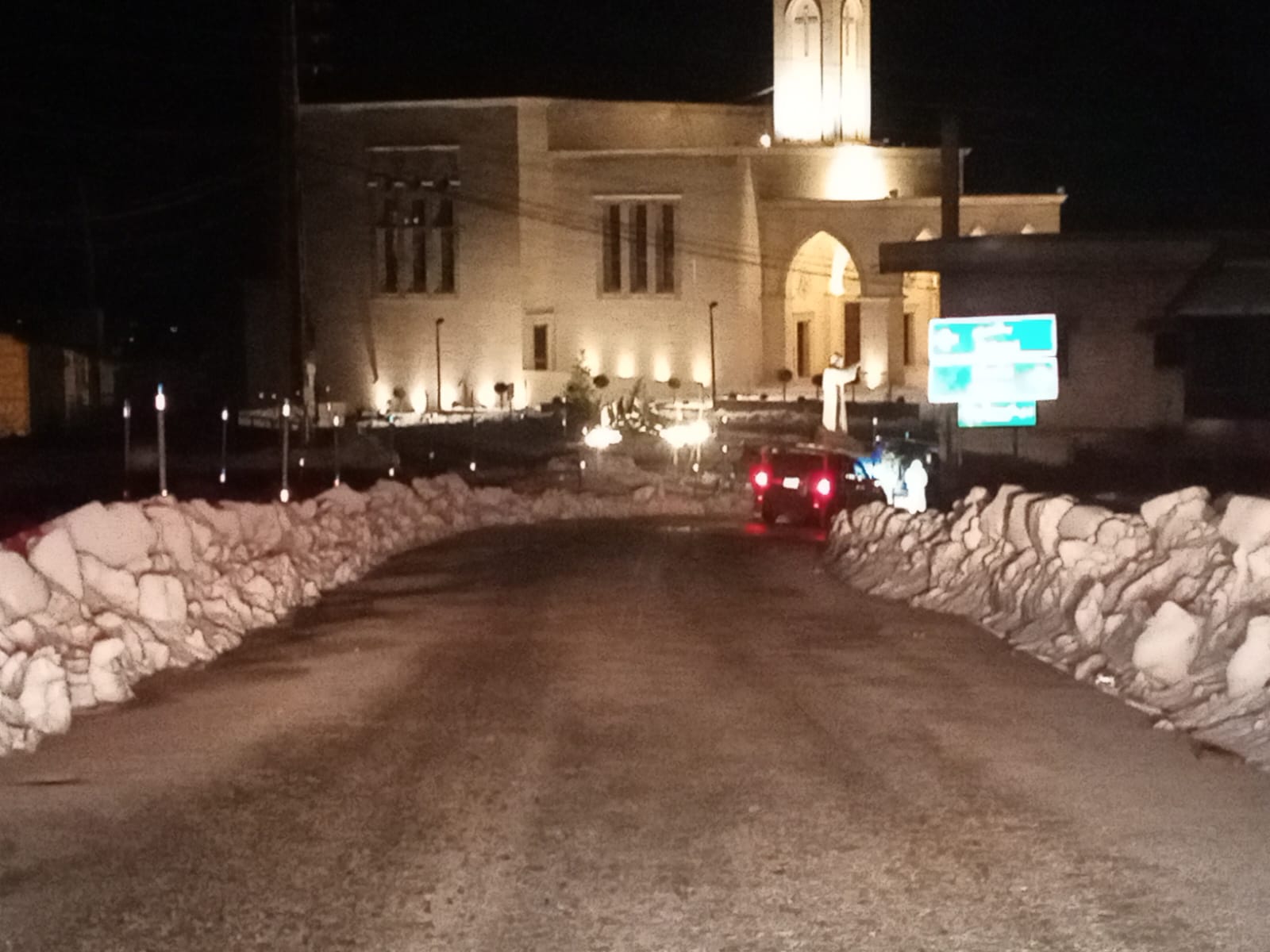 تجمع الجليد في المناطق الجبلية (النهار).