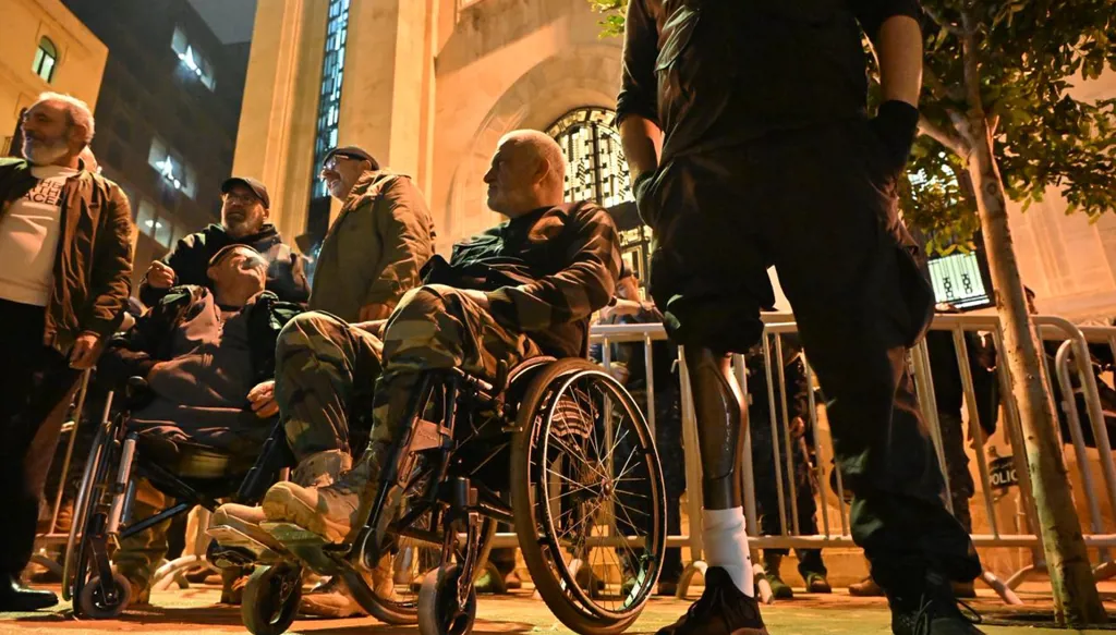 بالفيديو- توتّر داخل البرلمان اللبناني وخارجه… بو صعب: أجواء إيجابية ووعد بحلّ عادل لرواتب العسكريين