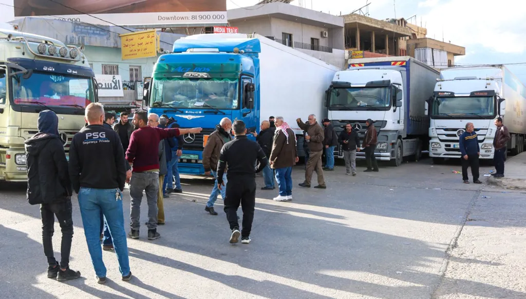 الشاحنات اللبنانية تعطّل الحركة عند نقطة المصنع (أ ف ب).