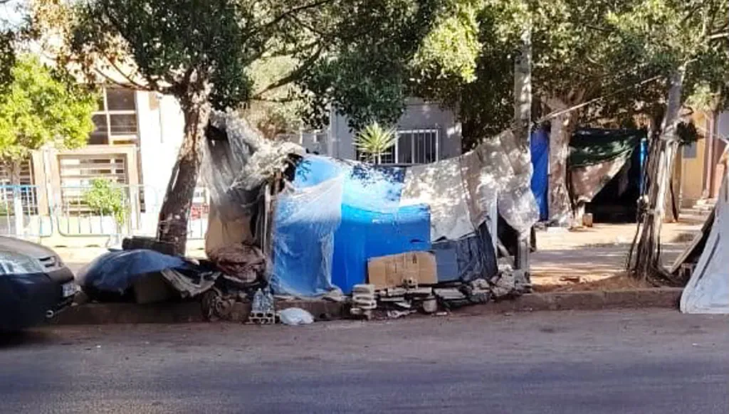 بلدية بيروت تزيل خيماً غير شرعية قرب المستشفى الحكومي