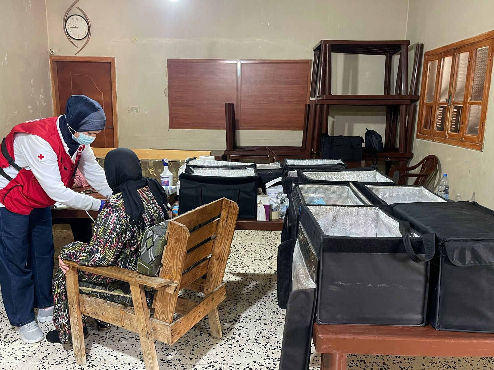 رعاية النازحين من قبل الصليب الأحمر.