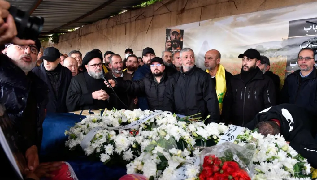 بعد استهدافهما أمس... تشييع علي شعيب وفاطمة فتوني (صور)