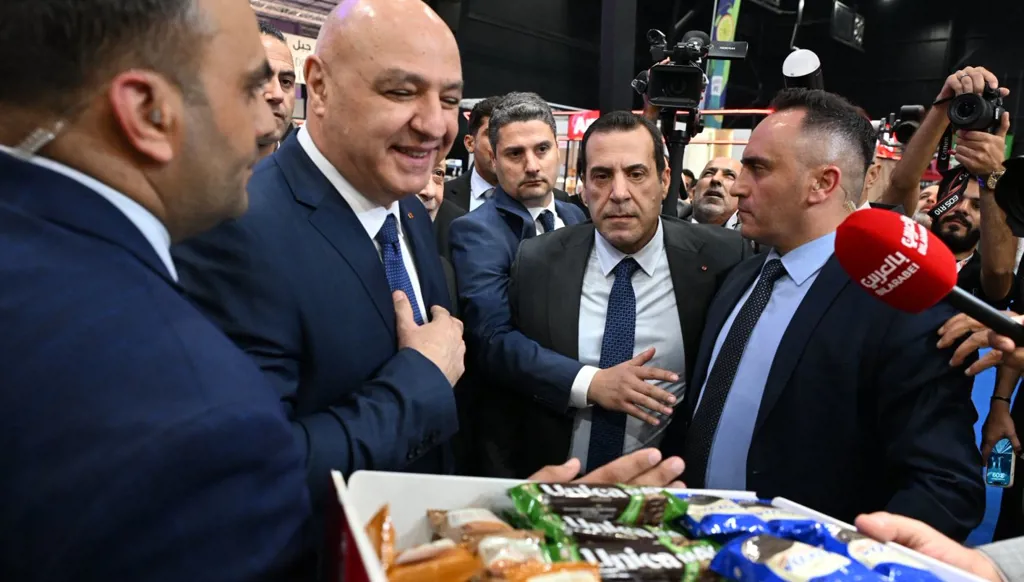 الرئيس عون خلال جولة في المعرض (حسام شبارو)