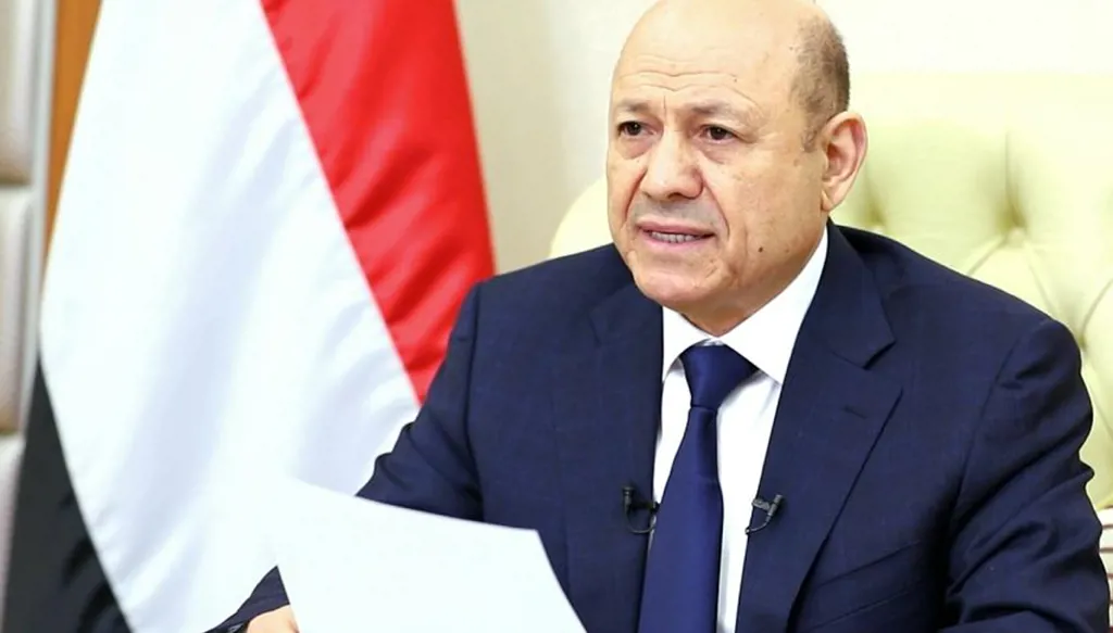 العليمي يُقيل وزير الدفاع اليمني