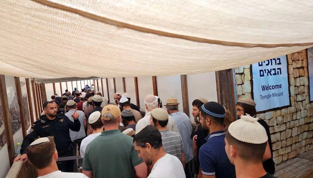 بالصور- أكثر من 1300 مستوطن يتقدمهم بن غفير يقتحمون المسجد الأقصى
