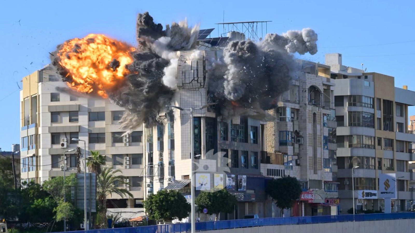 الغارة الإسرائيلية على المبنى المهدد في الغبيري (نبيل اسماعيل).