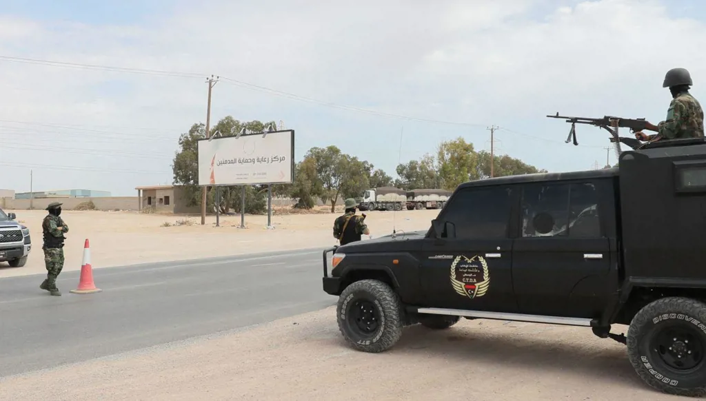 عناصر من قوات الأمن الليبية عند نقطة تفتيش في محيط محكمة مصراتة، خلال محاكمة متهمين بالانتماء إلى تنظيم داعش، في 29 أيار/مايو 2023. (أ ف ب)