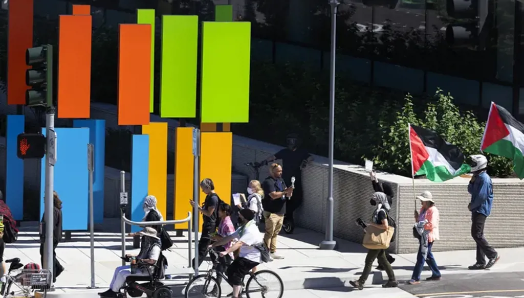 فصل موظفين من "مايكروسوفت" بعد احتلالهما مكتب رئيس الشركة