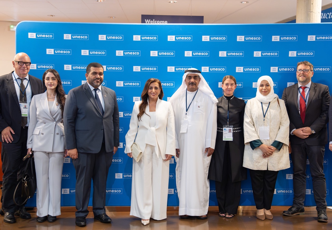 الشيخة بدور القاسمي مع وفد الشارقة وممثلي هيئة الشارقة للآثار خلال الدورة الـ47 للجنة التراث العالمي لليونسكو في باريس.