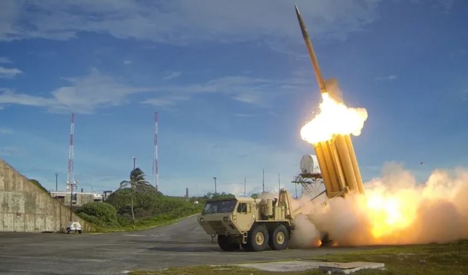 إطلاق صاروخ اعتراضي من طراز THAAD (وكالات)