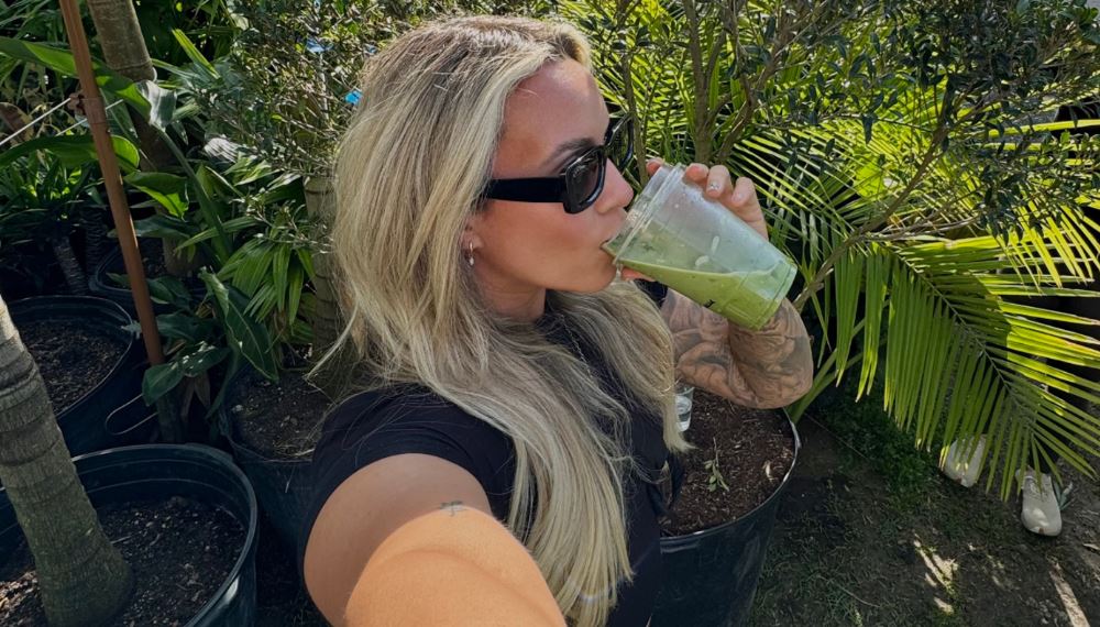 مؤثرة تشرب الماتشا (من مواقع التواصل الاجتماعي).