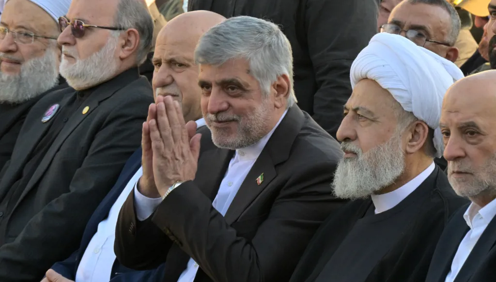 نشاط أمام السفارة الإيرانية في بيروت… حضور لافت للشيباني وملثمين مسلحين