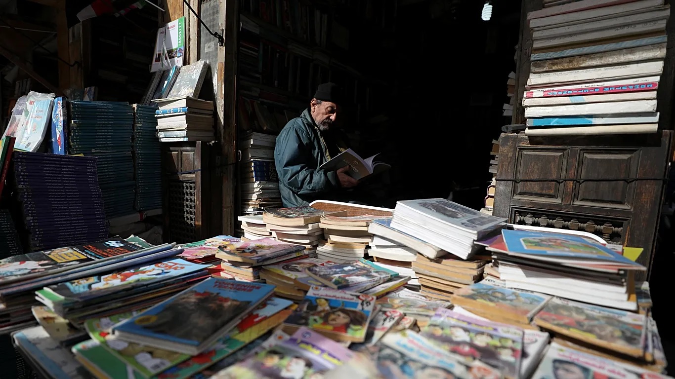 تاجر كتب في سور الأزبكية التاريخي وسط القاهرة. (رويترز)